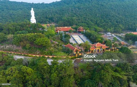   Long Son Pagoda： 壮大な景色と歴史を併せ持つ、 Phú Quốc島の仏教寺院！