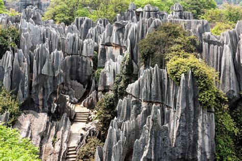  石林：神秘的なカルスト地形と壮大な自然の造形美！