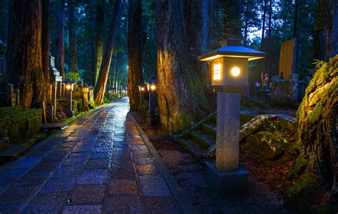  高野山奥の院、神秘的な空気が漂う霊場へ旅立ちませんか！